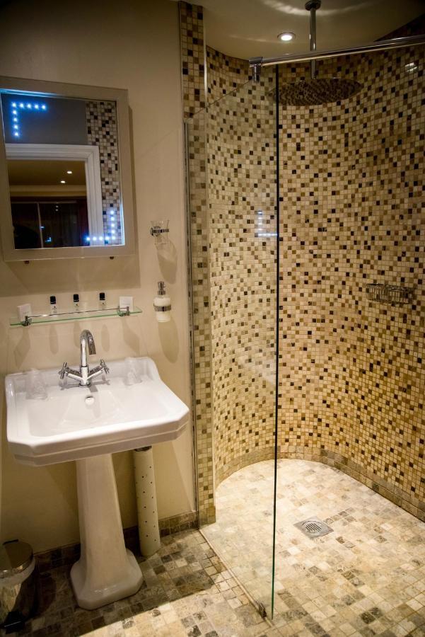 Gwesty'R Emlyn Hotel Newcastle Emlyn Bagian luar foto